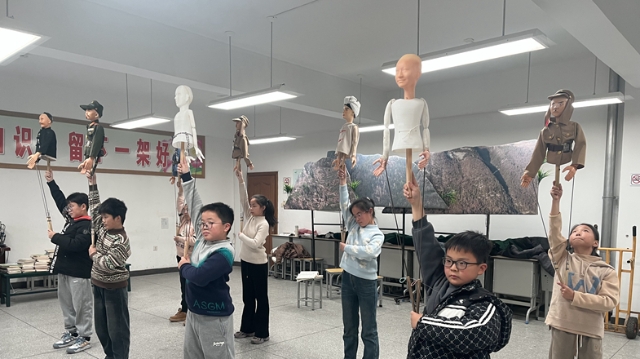 如皋市石莊小學創(chuàng)設(shè)木偶工作坊——小小木偶“托舉”兒童快樂成長