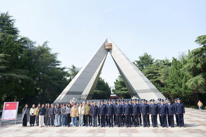 清明追思祭忠魂 紅色基因永傳承 | 南通邊檢站聯(lián)合共建單位開(kāi)展清明祭掃活動(dòng)