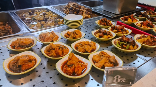 居民家門(mén)口就餐新選擇 社區(qū)食堂入駐網(wǎng)紅菜市場(chǎng)煥發(fā)民生溫度